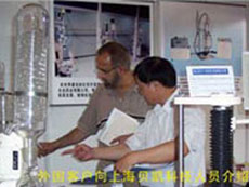 外国客户向上海贝凯科技人员介绍使用体会